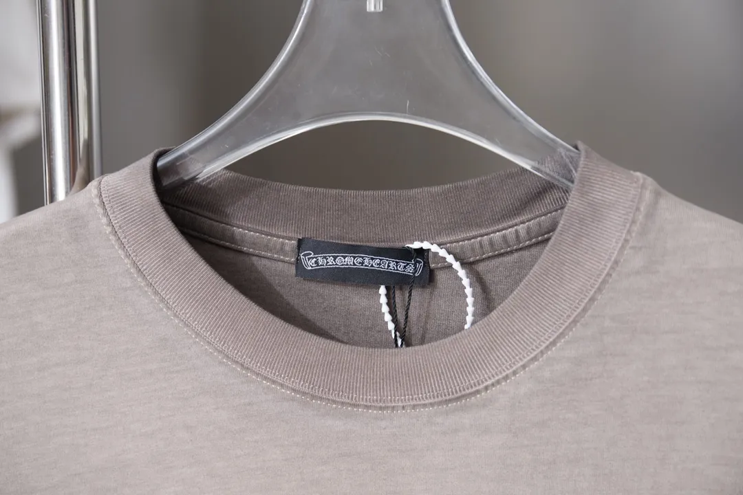 P190 Chrome Hearte 25SS early spring new style, denim Chrome Hearte short sleeves, light luxury, a must-have item for daily commuting for men and women, correct version, welcome to compare, detailed features · 280g 100% pure cotton double yarn jersey fabric · Special thickened 32 pieces of double-strand 1X1 thread in the same cylinder custom dyeing · Flocked letter printing ➕ Denim cutting Chrome Heart cross ➕ Cross hardware . Ready-to-wear dyeing Then do the faded fried snowflake process, then wash it to make it look old. Common washing improves the effect · Double-needle stitching across seams · Original main mark, washed tag, branded moisture-proof paper packaging Color: black/lotus root powder/purple/grey Size: S/M/L/XL